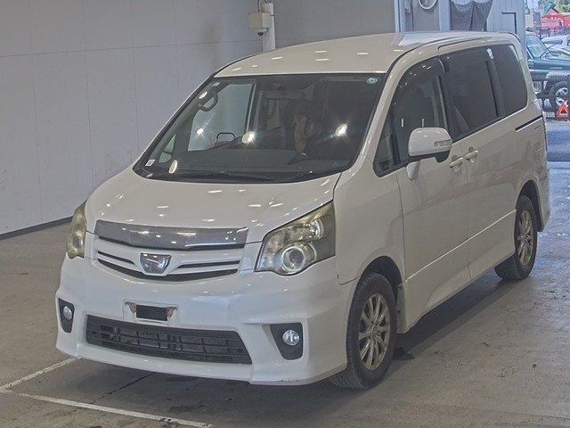 TOYOTA NOAH 2011