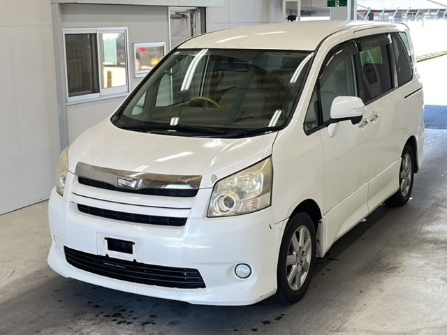 TOYOTA NOAH 2010