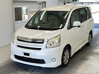TOYOTA NOAH 2010