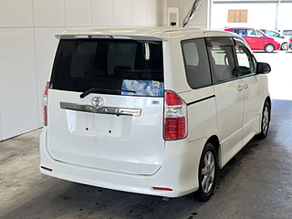 TOYOTA NOAH 2010