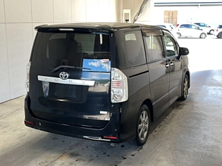 TOYOTA VOXY 2010
