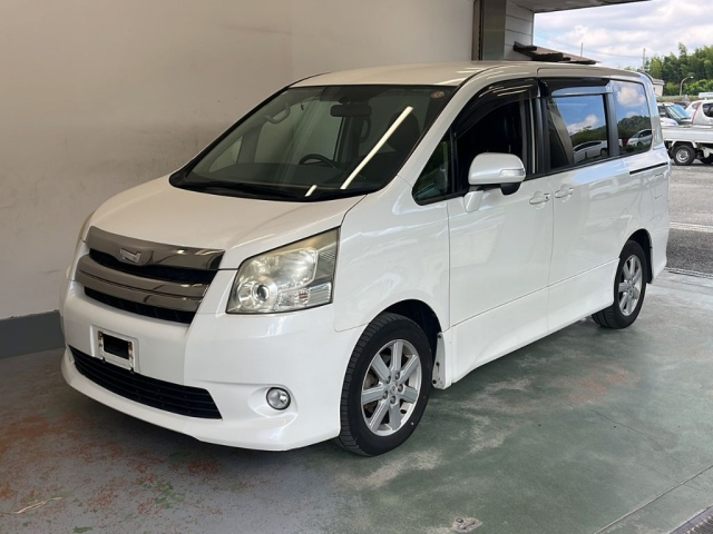 TOYOTA NOAH 2009