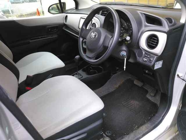 TOYOTA VITZ 2011