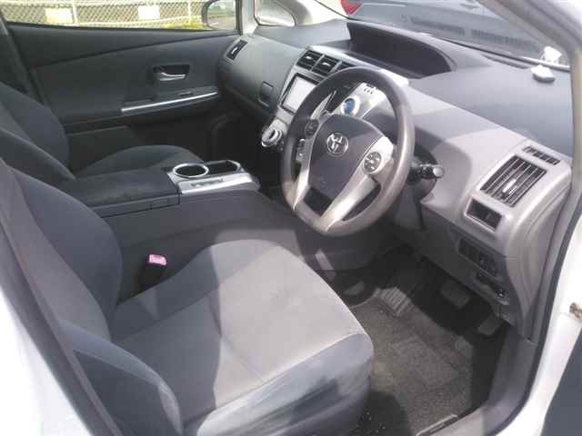 TOYOTA PRIUS ALPHA 2013