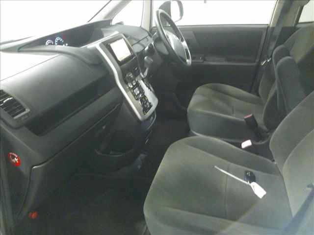 TOYOTA NOAH 2010