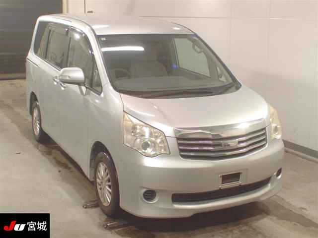 TOYOTA NOAH 2011