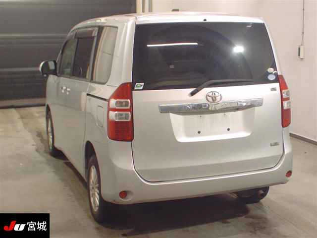 TOYOTA NOAH 2011
