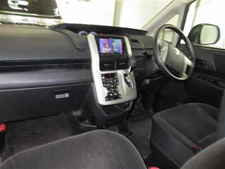 TOYOTA VOXY 2012