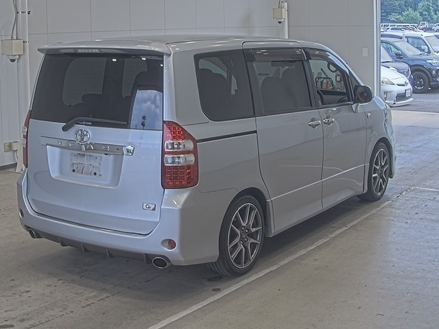 TOYOTA NOAH 2013