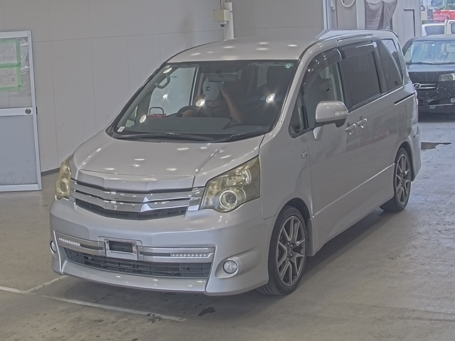 TOYOTA NOAH 2013