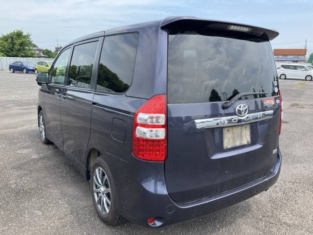 TOYOTA NOAH 2010