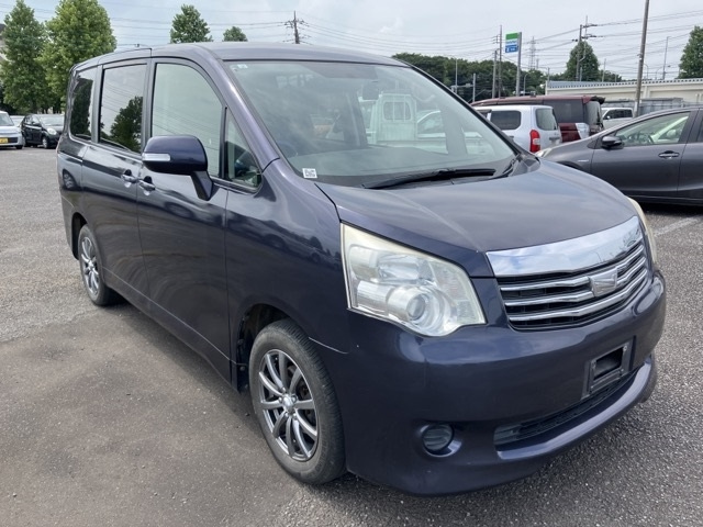 TOYOTA NOAH 2010