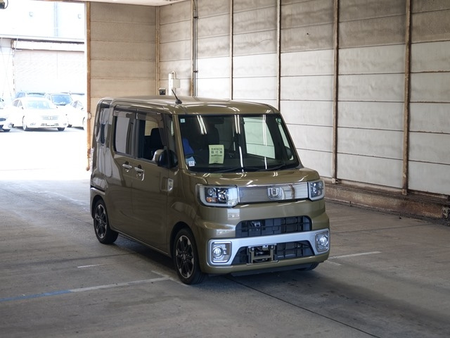 DAIHATSU WAKE 2015