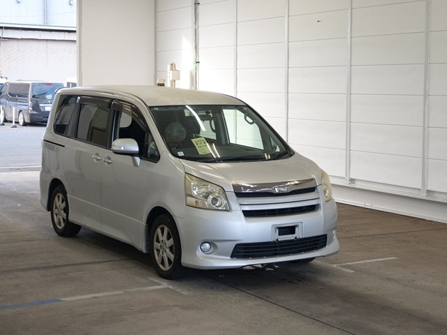 TOYOTA NOAH 2009