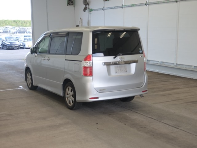 TOYOTA NOAH 2009