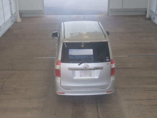 TOYOTA NOAH 2009