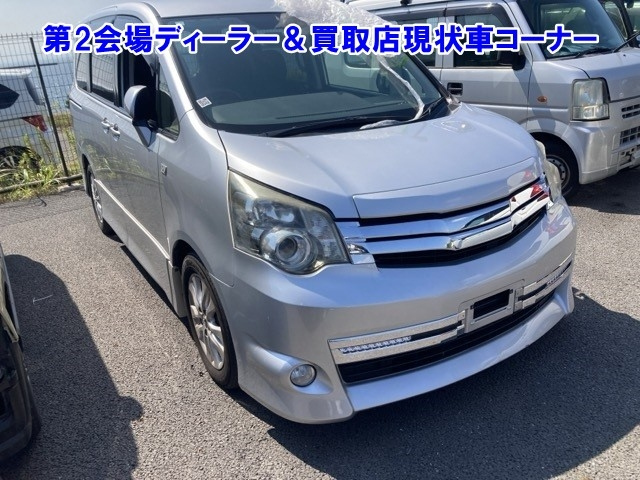 TOYOTA NOAH 2013
