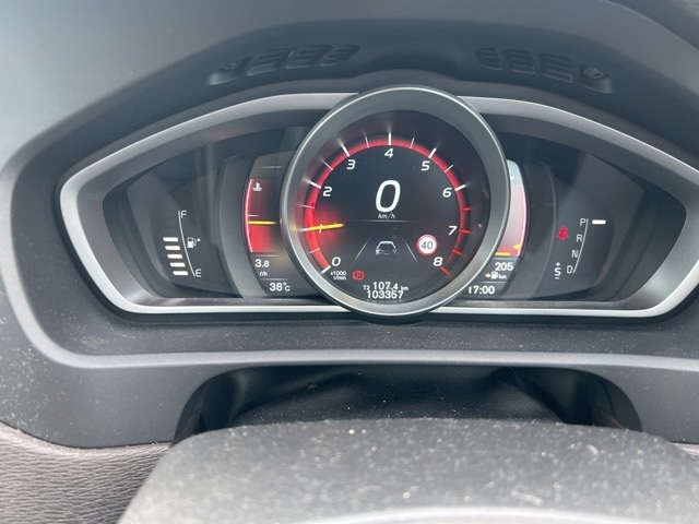 VOLVO V40 2015