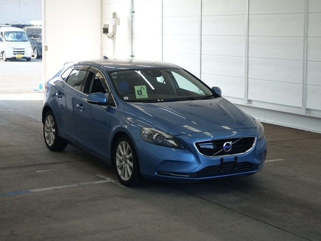 VOLVO V40 2015