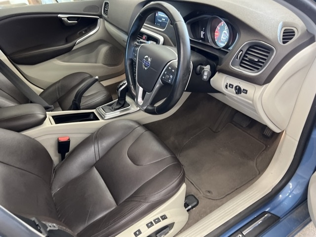 VOLVO V40 2015