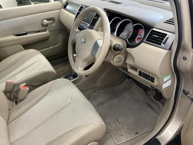 NISSAN TIIDA 2010