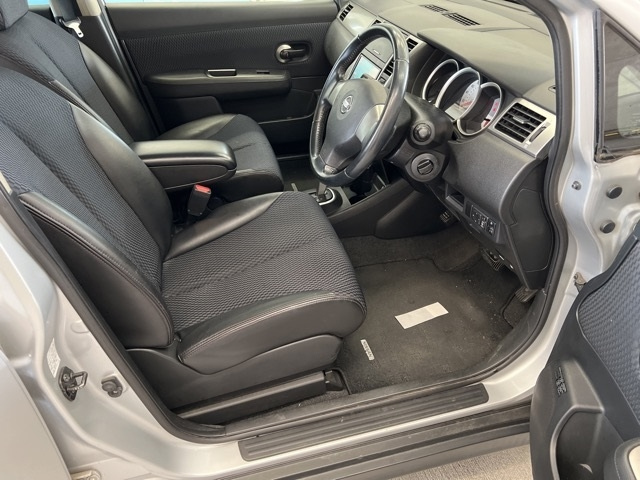 NISSAN TIIDA 2010