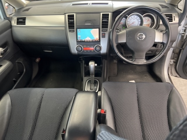 NISSAN TIIDA 2010