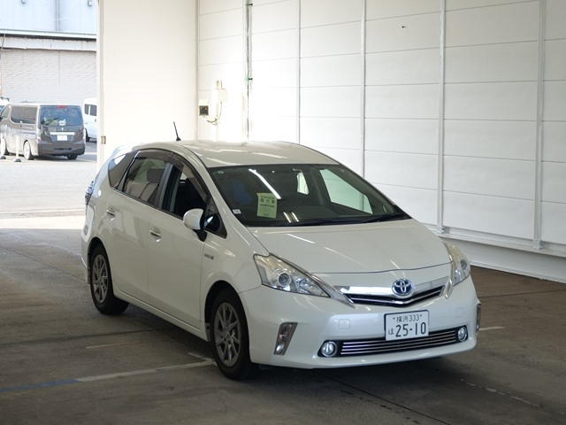 TOYOTA PRIUS ALPHA 2013