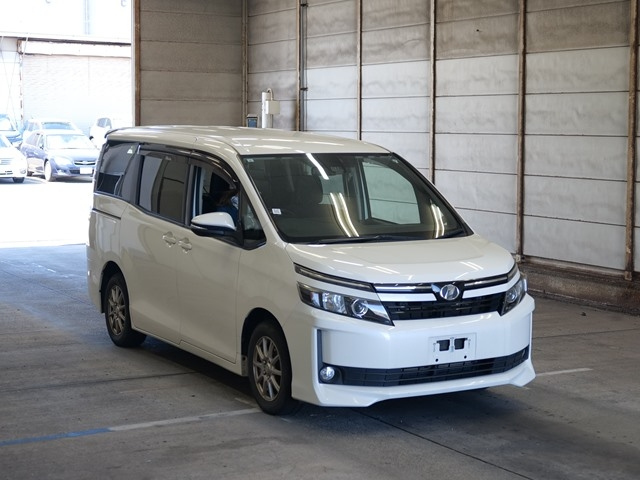 TOYOTA VOXY 2017