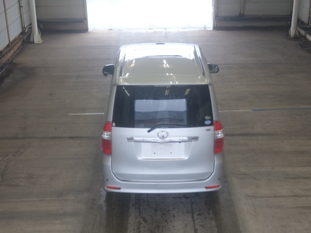 TOYOTA NOAH 2008