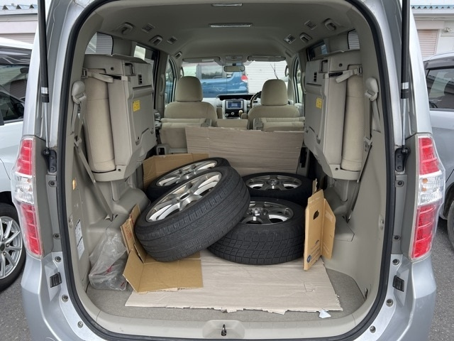 TOYOTA NOAH 2009