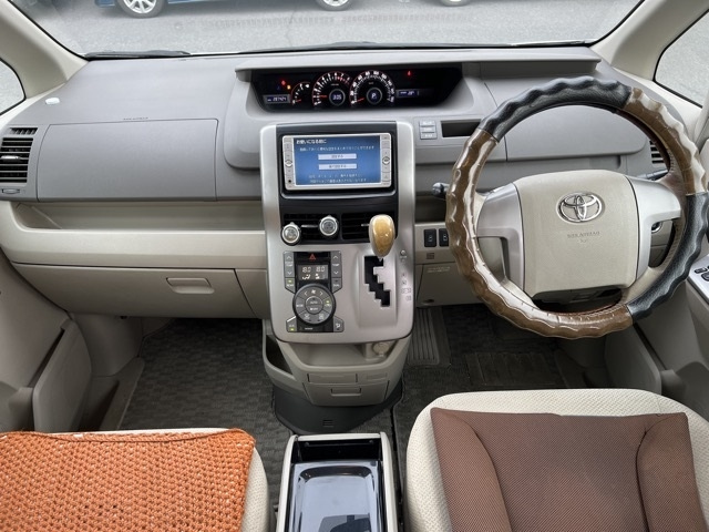 TOYOTA NOAH 2009