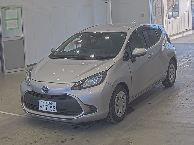 TOYOTA AQUA 2024