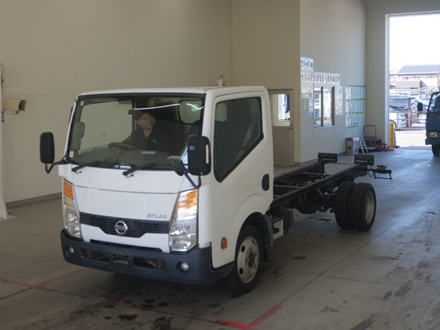 NISSAN TRUCK 2011