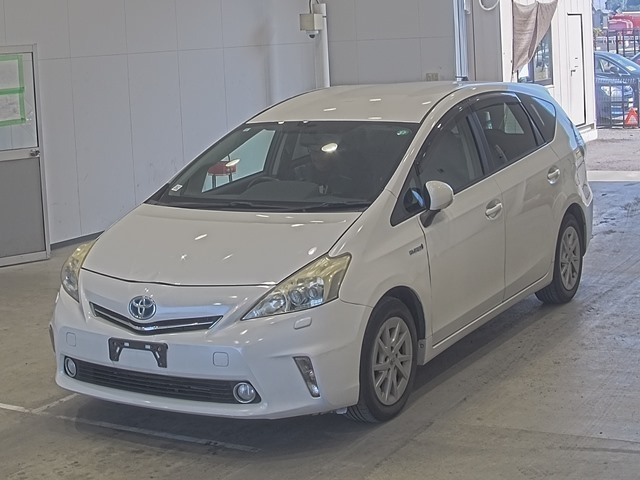 TOYOTA PRIUS ALPHA 2013