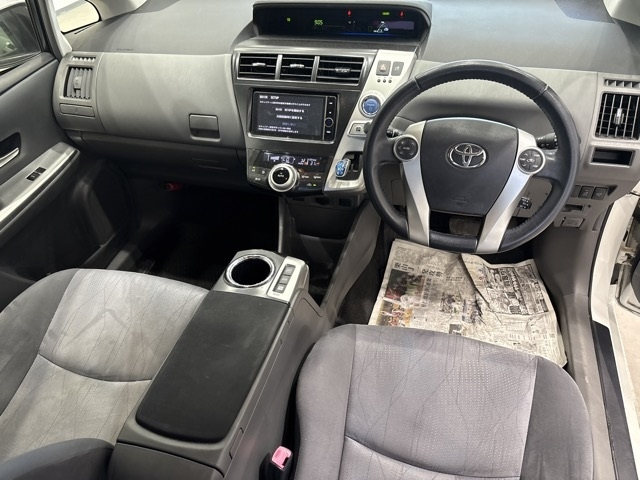 TOYOTA PRIUS ALPHA 2013