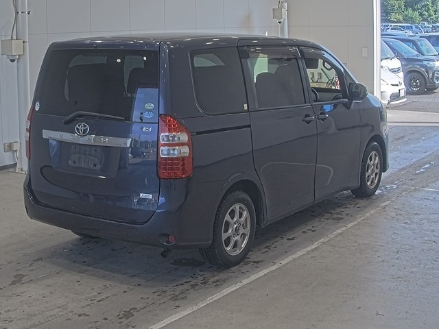 TOYOTA NOAH 2010