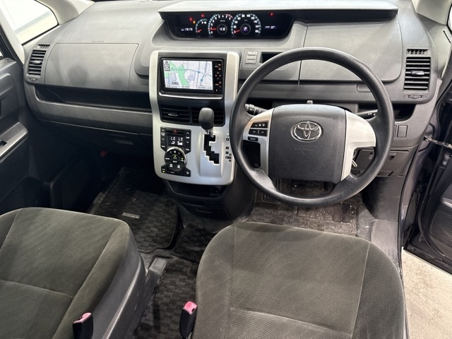 TOYOTA NOAH 2010