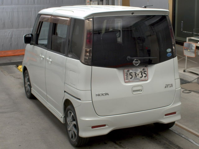 NISSAN ROOX 2011