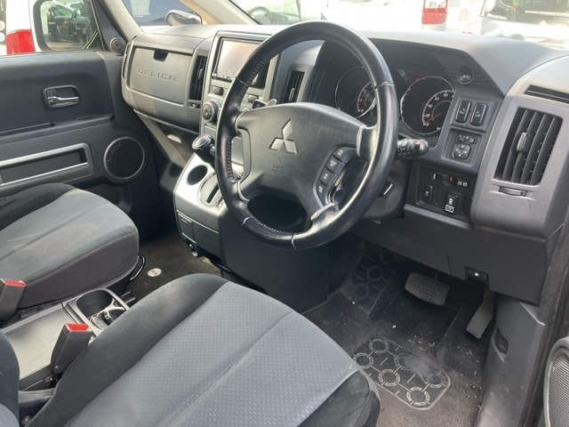 MITSUBISHI DELICA D5 2011
