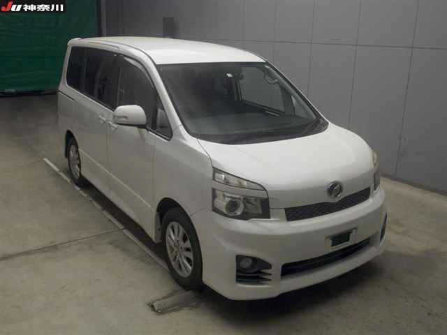 TOYOTA VOXY 2010
