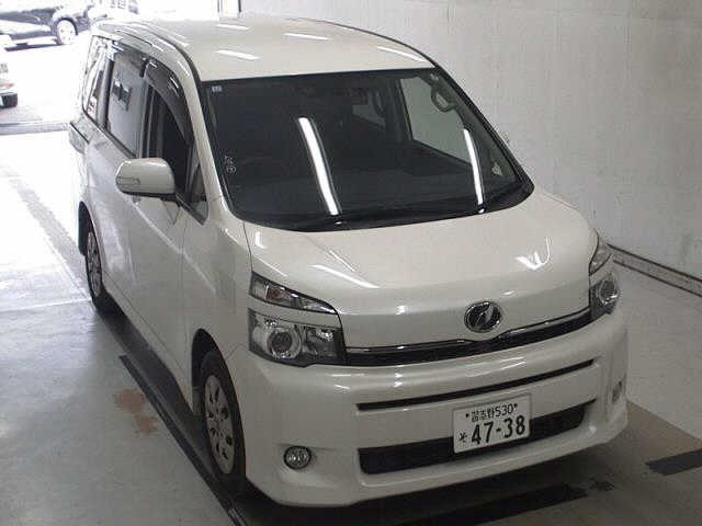 TOYOTA VOXY 2013