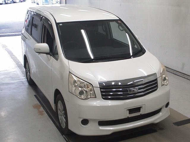 TOYOTA NOAH 2010