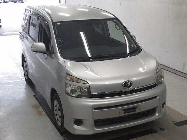 TOYOTA VOXY 2010
