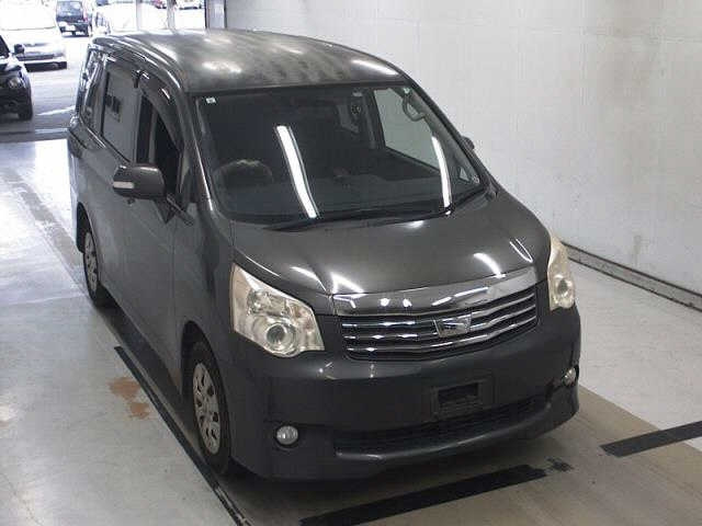 TOYOTA NOAH 2011
