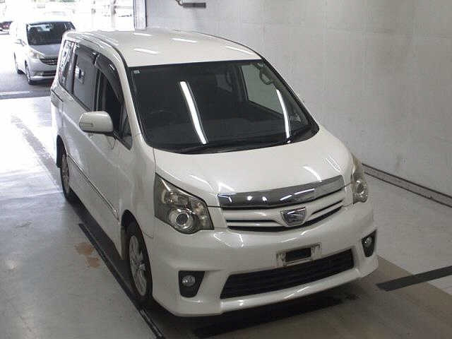 TOYOTA NOAH 2011