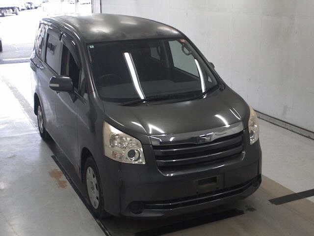 TOYOTA NOAH 2010