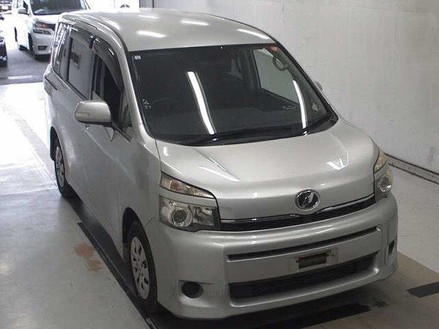 TOYOTA VOXY 2011
