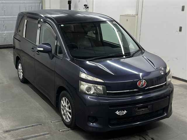 TOYOTA VOXY 2010