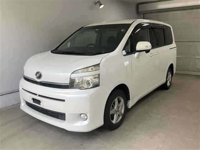 TOYOTA VOXY 2010